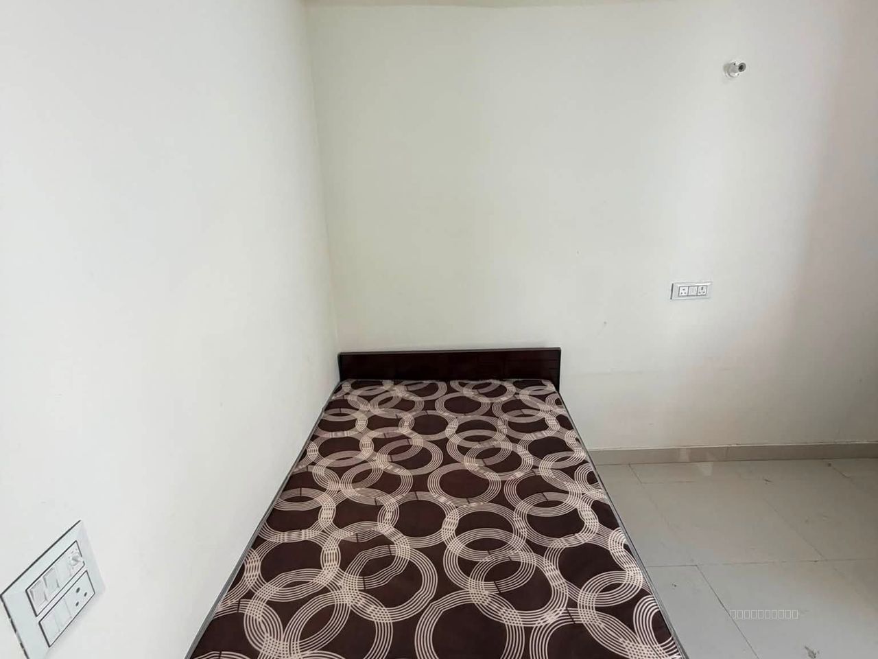 1 RK Semi-Furnished Room for Rent – Sector 70, Noida — 1 BHK for rent in Sector 70, Noida, Noida