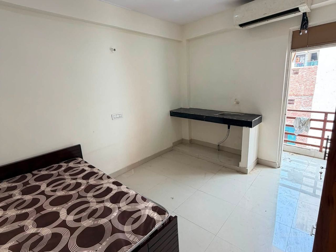 1 RK Semi-Furnished Room for Rent – Sector 70, Noida — 1 BHK for rent in Sector 70, Noida, Noida — photo 4 of 4